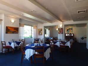Breakfast and dinner served, local cuisine - Normandie Inn and Function Centre (Wollongong)