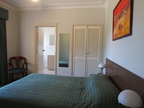 Blackout drapes, free WiFi, bed sheets - Normandie Inn and Function Centre (Wollongong)