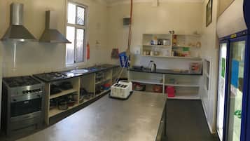 Full-size fridge, microwave, oven, stovetop