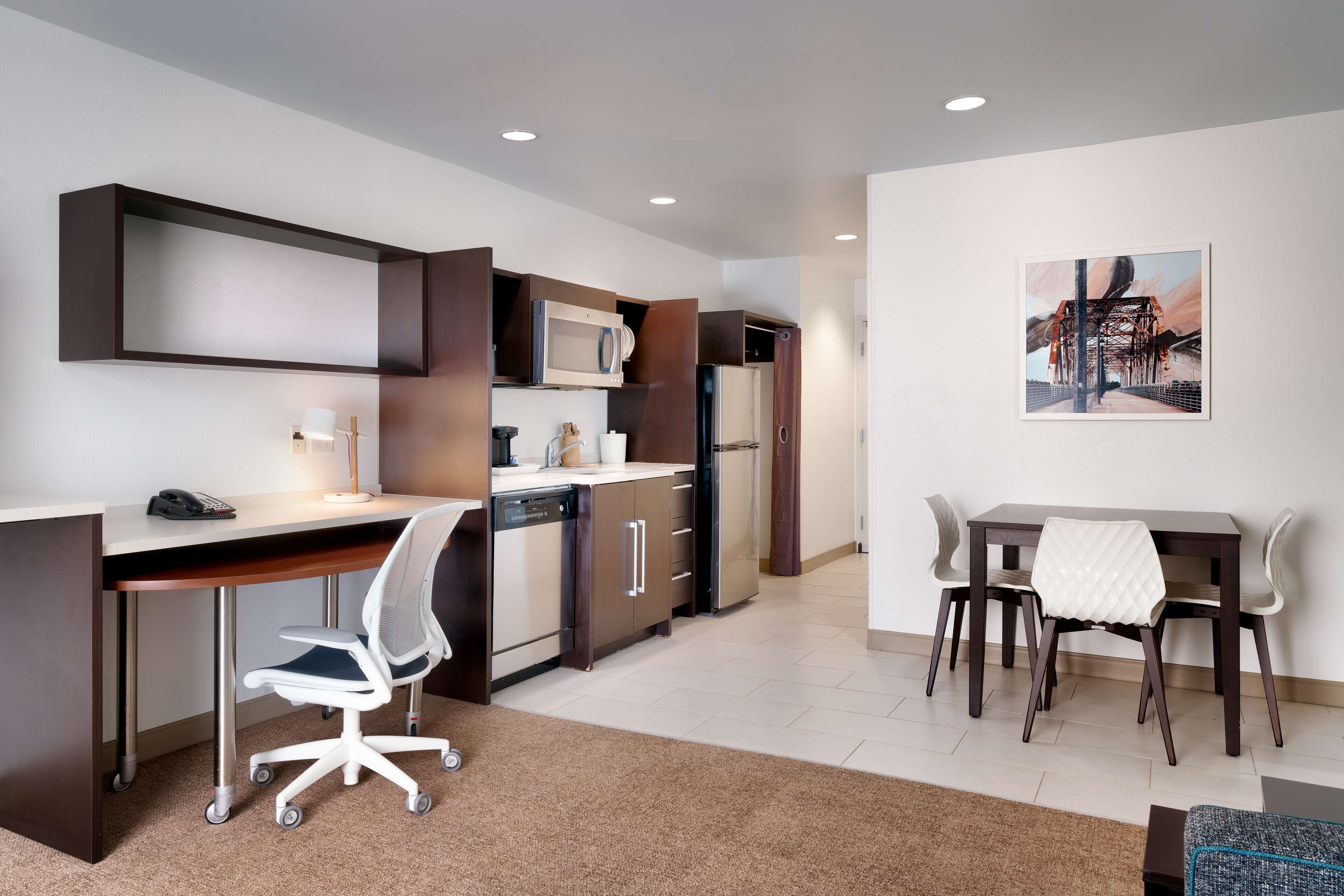 Suite, 1 habitación | Cocina privada | Frigorífico, microondas, cafetera o tetera y tostadora