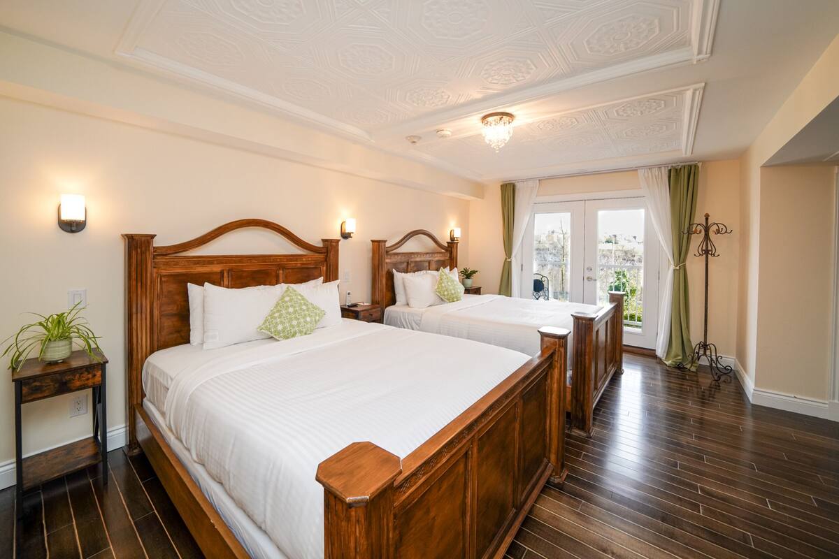 Kamar Deluks, 2 Tempat Tidur Queen, balkon, pemandangan sungai | 5 kamar tidur, seprai premium, selimut bulu angsa, dan busa memori