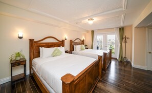 Quarto luxo, 2 camas Queen, sacada, vista para o rio | 5 quartos, roupas de cama premium, edredons de pluma