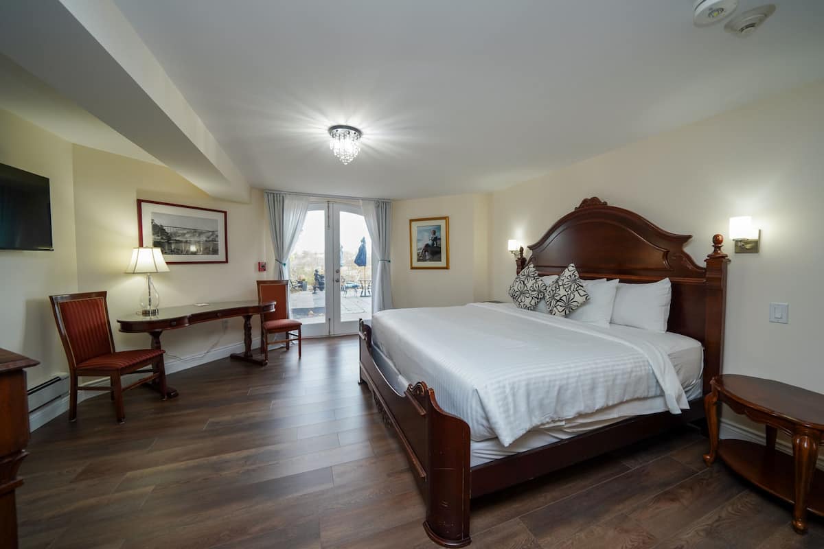 5 bedrooms, premium bedding, down duvets, memory-foam beds
