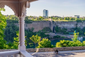 King Historic | 5 bedrooms, premium bedding, down duvets, memory-foam beds - Niagara Grandview Boutique hotel (Niagara Falls)