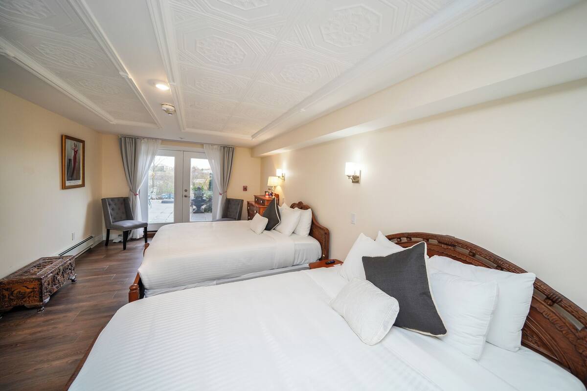 Kamar Deluks, 2 Tempat Tidur Queen, teras, pemandangan kebun | 5 kamar tidur, seprai premium, selimut bulu angsa, dan busa memori