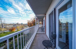 Suíte luxo, 2 quartos, sacada, vista para o rio | Vista do quarto