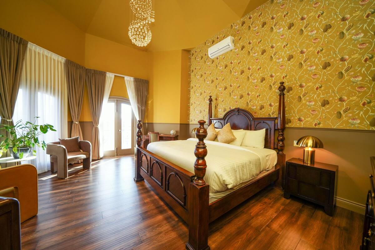 5 kamar tidur, seprai premium, selimut bulu angsa, dan busa memori
