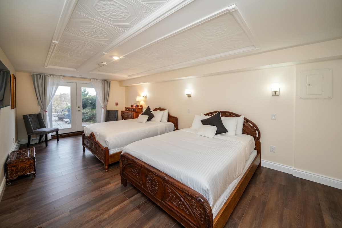 5 bedrooms, premium bedding, down duvets, memory-foam beds