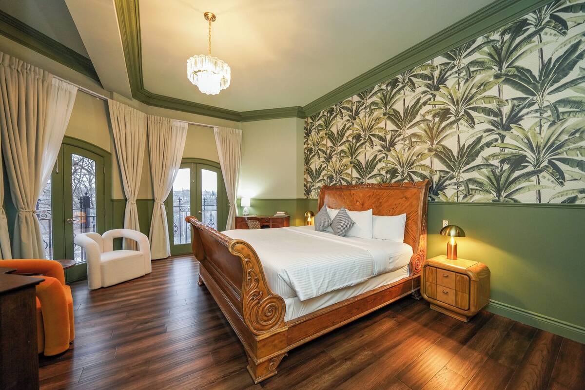 5 kamar tidur, seprai premium, selimut bulu angsa, dan busa memori