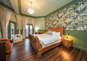 5 bedrooms, premium bedding, down comforters, memory foam beds