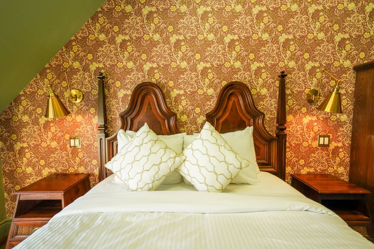 5 kamar tidur, seprai premium, selimut bulu angsa, dan busa memori