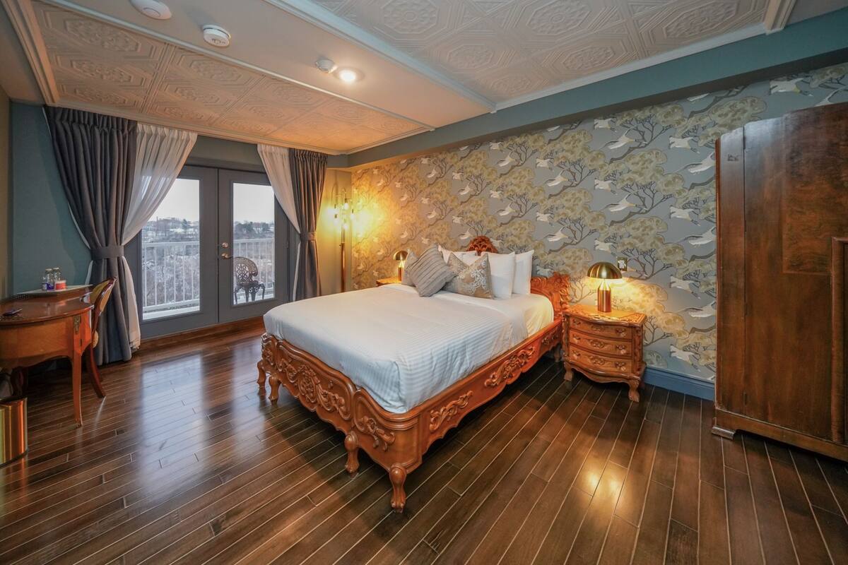5 kamar tidur, seprai premium, selimut bulu angsa, dan busa memori