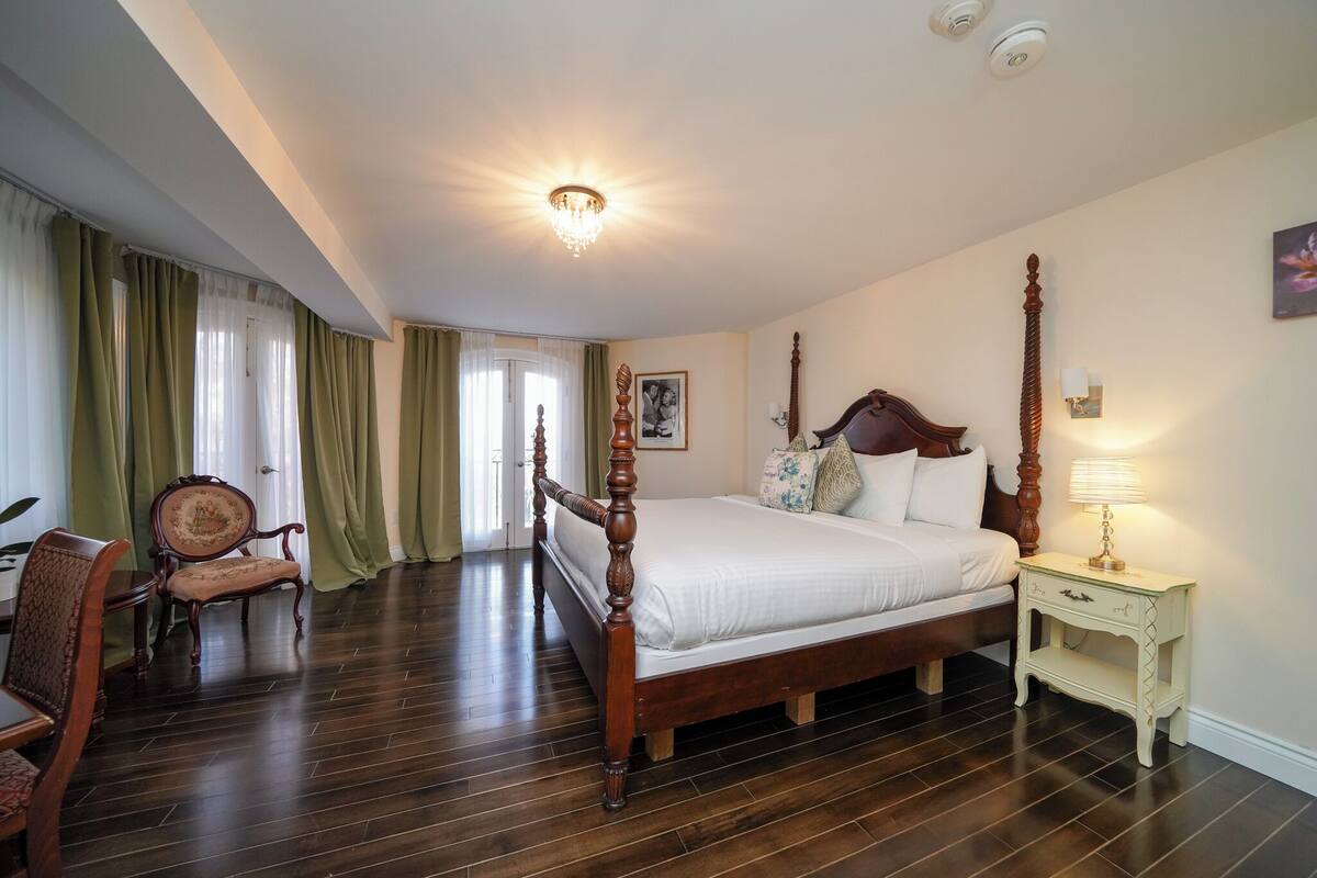 5 kamar tidur, seprai premium, selimut bulu angsa, dan busa memori