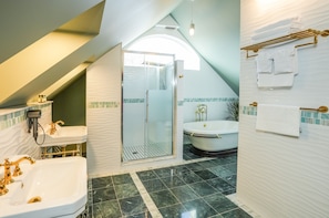 Grand Penthouse Suite | Baño | Regadera, regadera con hidromasaje, amenidades de baño de diseñador 