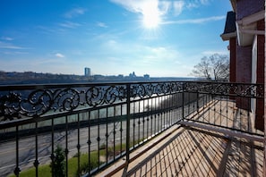 Luxury-Suite, 2 Schlafzimmer, Balkon, Flussblick | Ausblick vom Zimmer