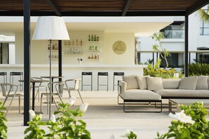 16 bares o lounges, 2 bares en la alberca, 2 bares junto a la alberca 