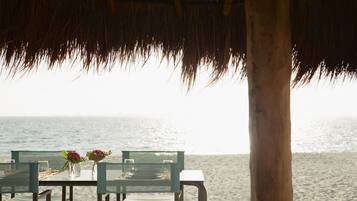 12 间餐厅,供应早餐、午餐和晚餐,墨西哥菜