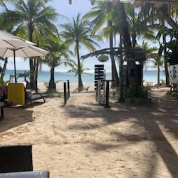 Am Strand, weißer Sandstrand, Cabañas (kostenlos), Liegestühle