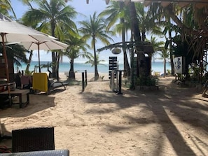 On the beach, white sand, free beach cabanas, sun loungers - Residencia Boracay (Boracay Island)