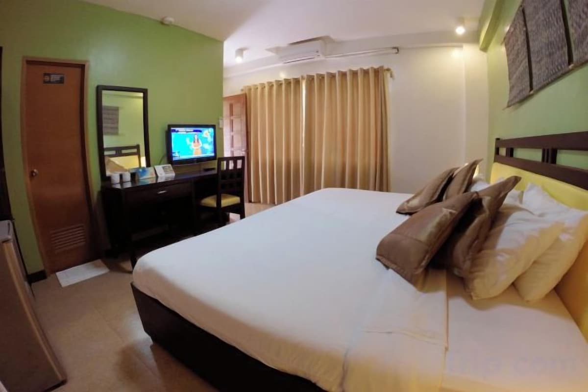In-room safe, desk, rollaway beds (surcharge), WiFi (free)
