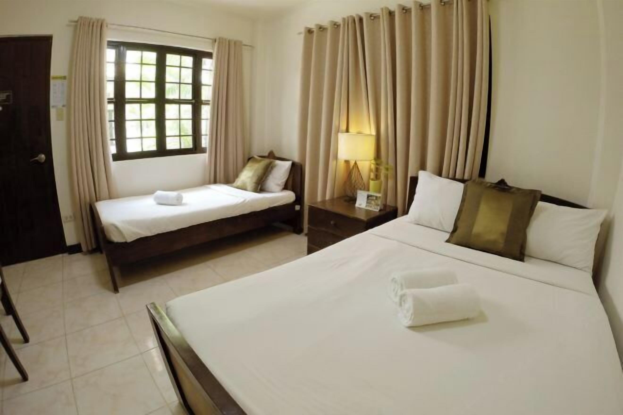 Zimmersafe, Schreibtisch, Zustellbetten, kostenloses WLAN