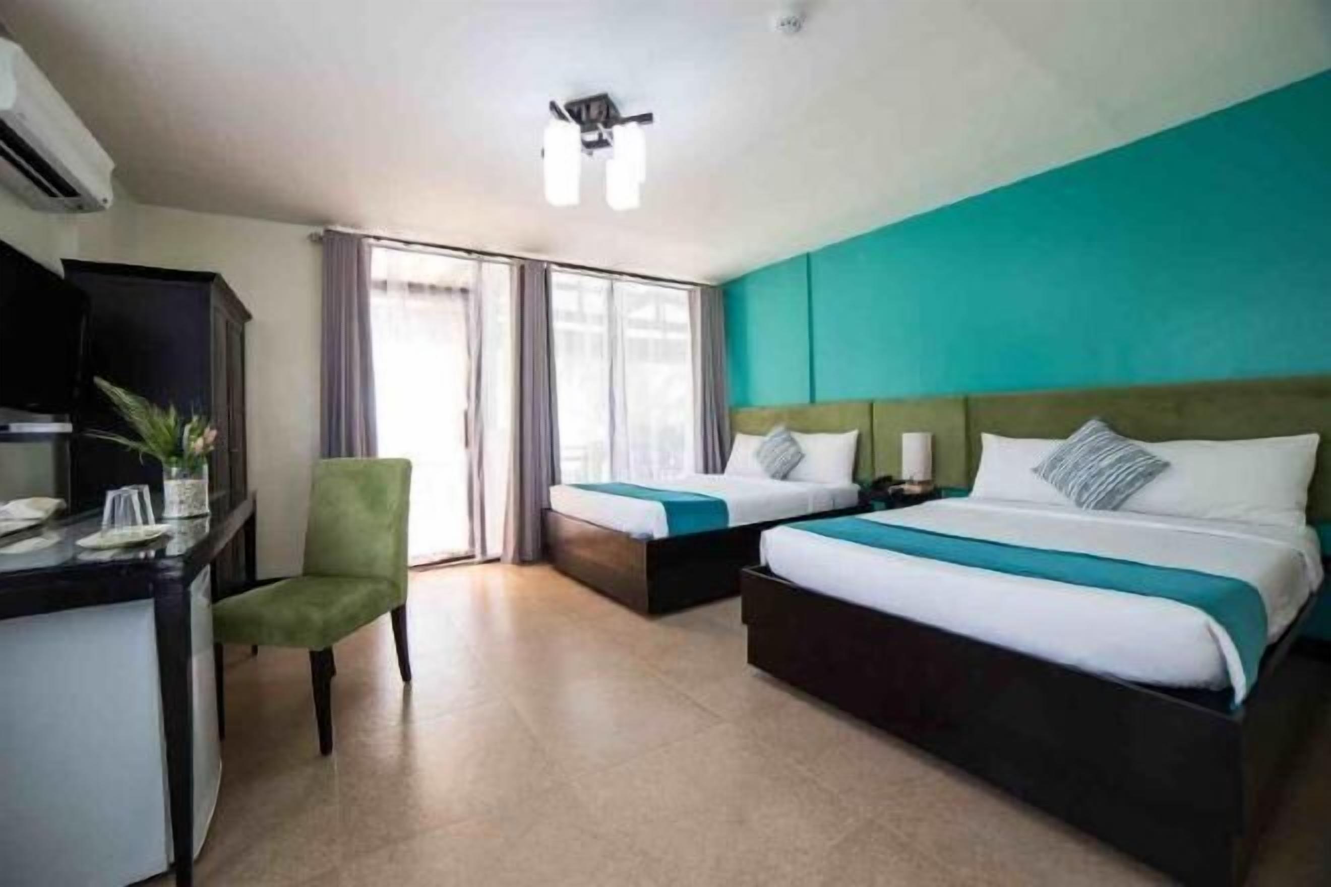 Zimmersafe, Schreibtisch, Zustellbetten, kostenloses WLAN