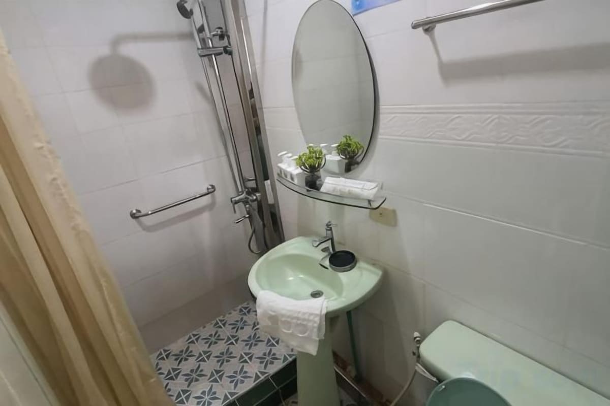 Bathroom | Shower, free toiletries, hair dryer (on request), towels