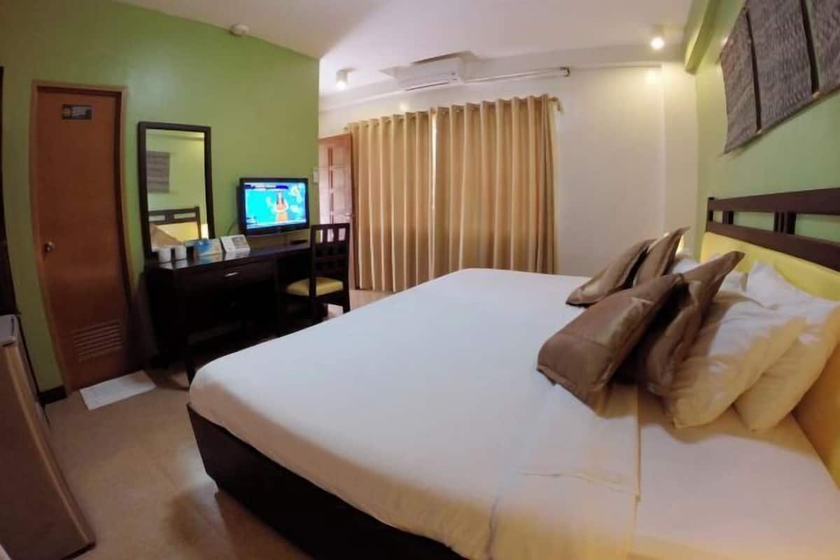 Cofres nos quartos, escrivaninha, camas extras/dobráveis (sobretaxa)