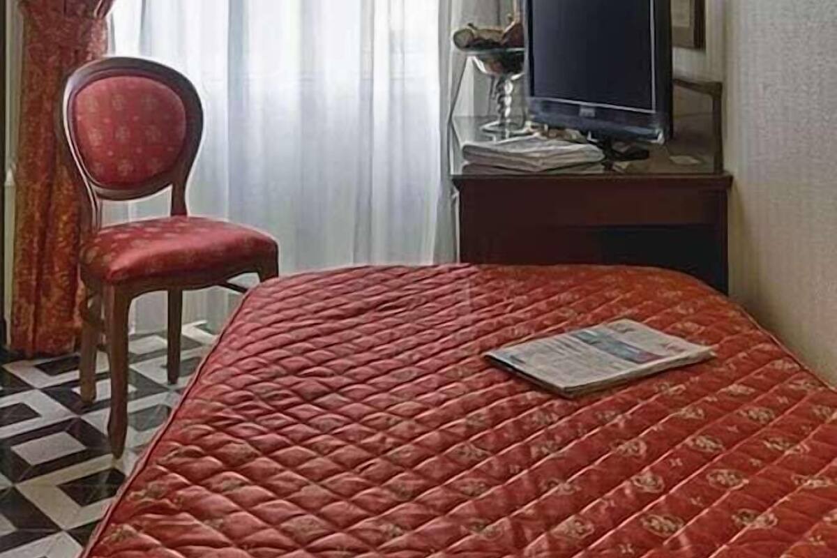 Literie hypoallergénique, couette en duvet d'oie, minibar