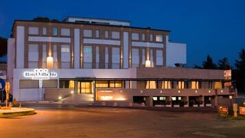 Fassade der Unterkunft – Abend/Nacht