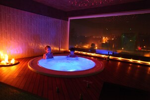 Indoor spa tub