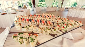 Breakfast, lunch, dinner served; Italian cuisine