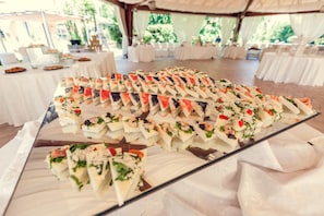 S'hi serveixen esmorzars, dinars, sopars i plats de cuina italiana