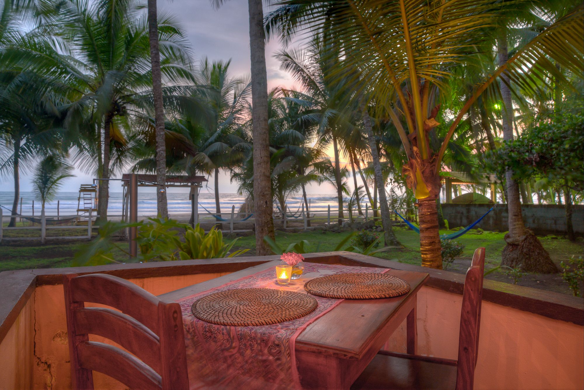 Frukost och lunch serveras, med utsikt mot stranden 