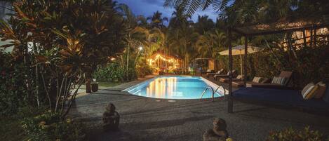 Piscine extérieure, parasols de plage, chaises longues