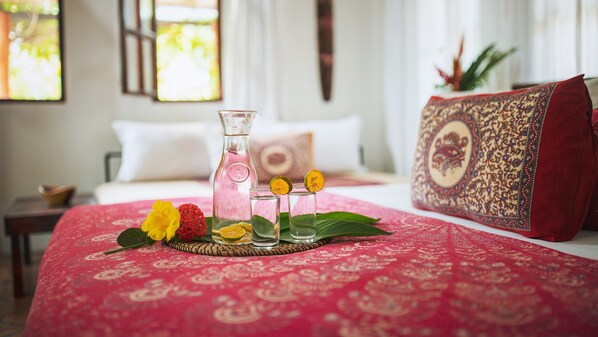 Premium bedding, pillowtop beds, in-room safe, individually decorated - Encantada Ocean Cottages (Parrita)
