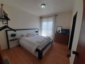 Habitación doble de uso individual | Sistema de insonorización, tabla de planchar con plancha, wifi gratis