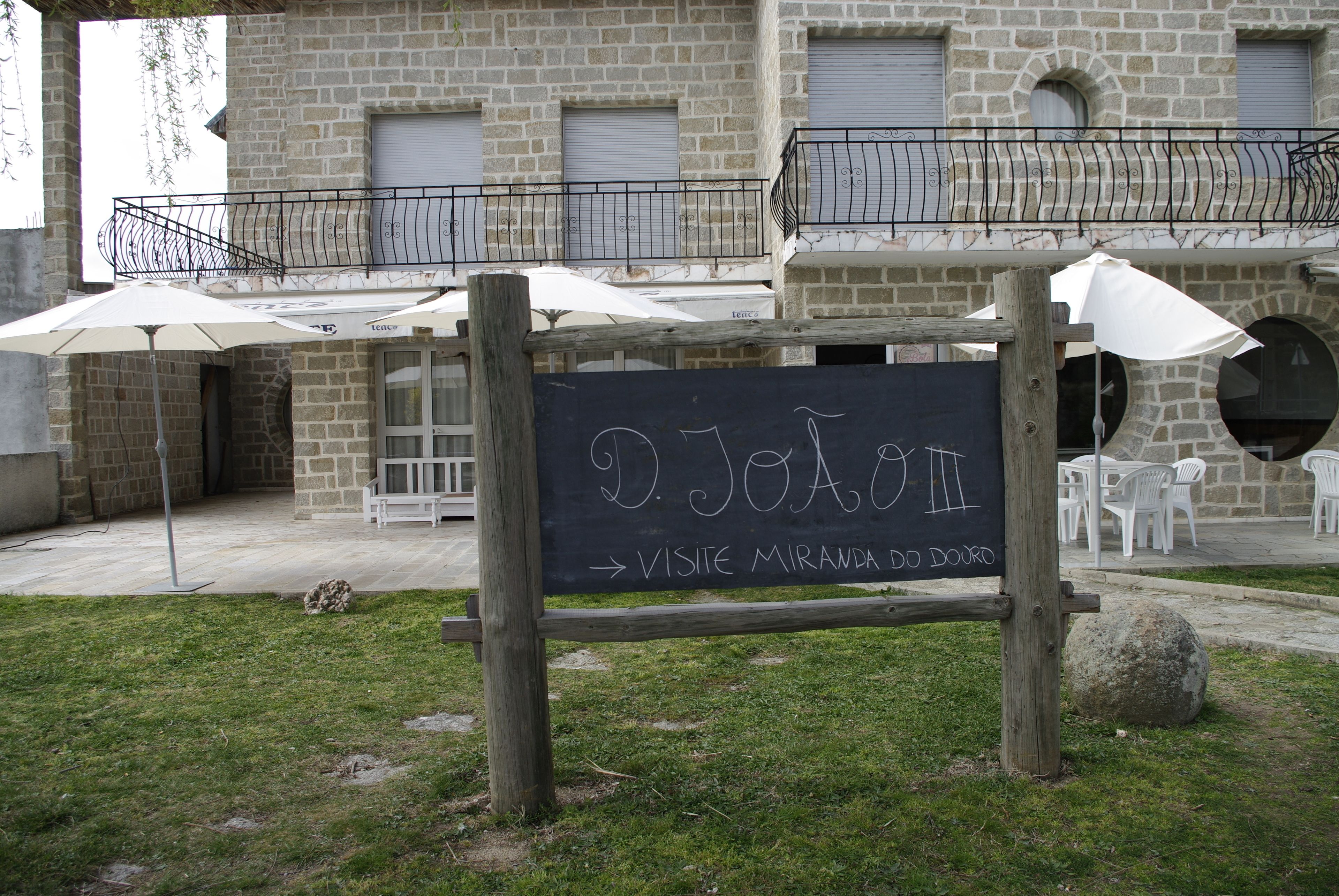 Placa a indicar 'O João', com direção a Miranda do Douro.