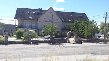 Vista frontal de la propiedad