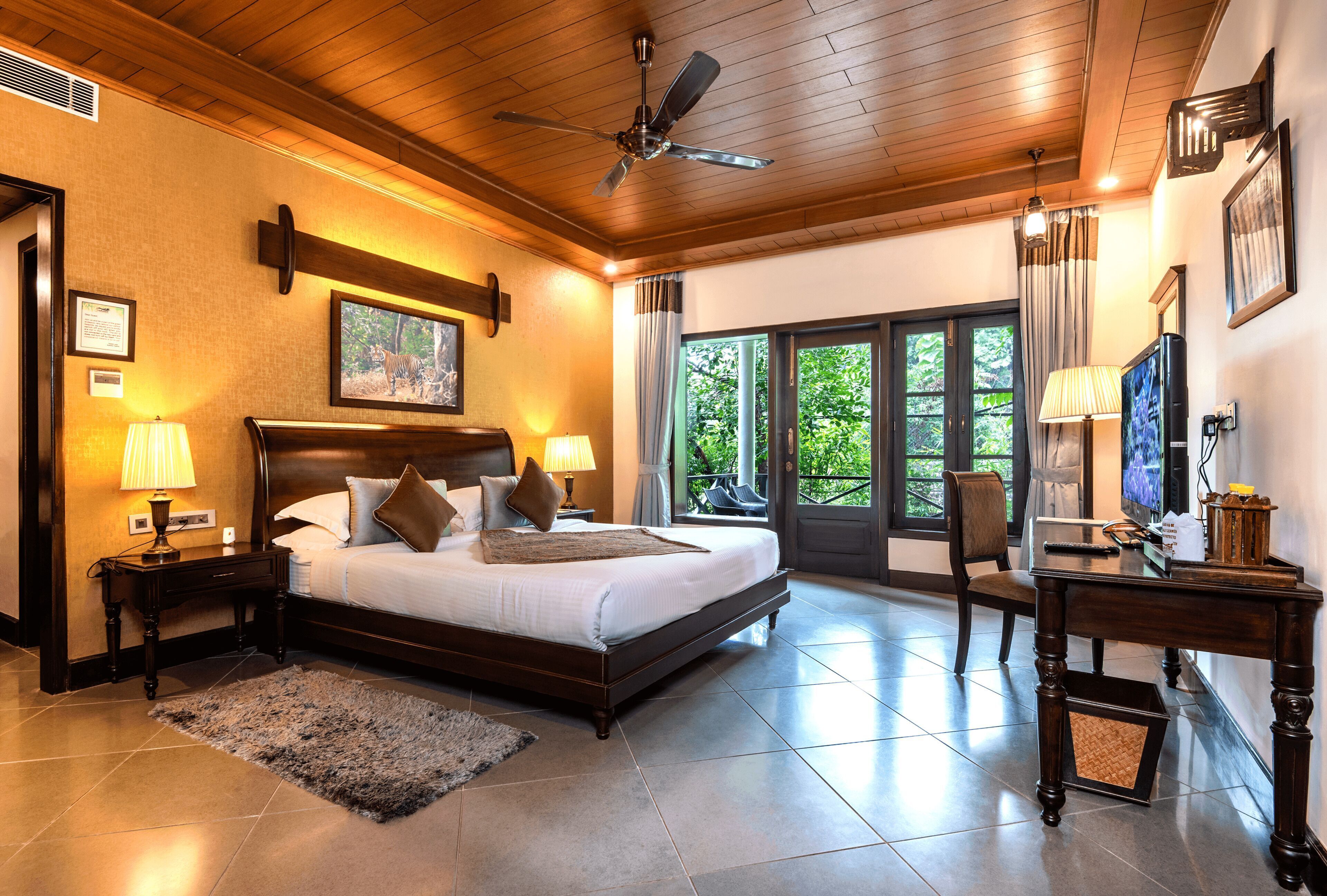 Hochwertige Bettwaren, Minibar, Zimmersafe, individuell dekoriert