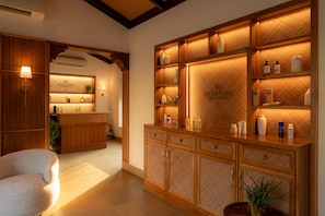 Couples treatment rooms, sauna, hot tub, steam room, body treatments - Aahana Resort & Spa (Ramnagar)