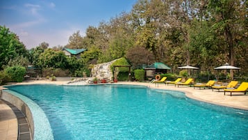 Una piscina al aire libre (de 08:00 a 20:00), tumbonas