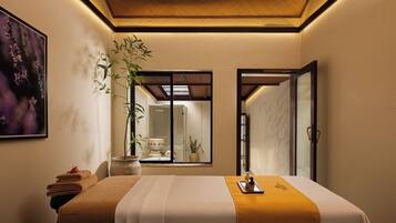 Salas de tratamiento para parejas, un sauna, una bañera de hidromasaje