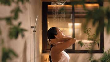 Couples treatment room(s), sauna, hot tub, steam room, body treatments