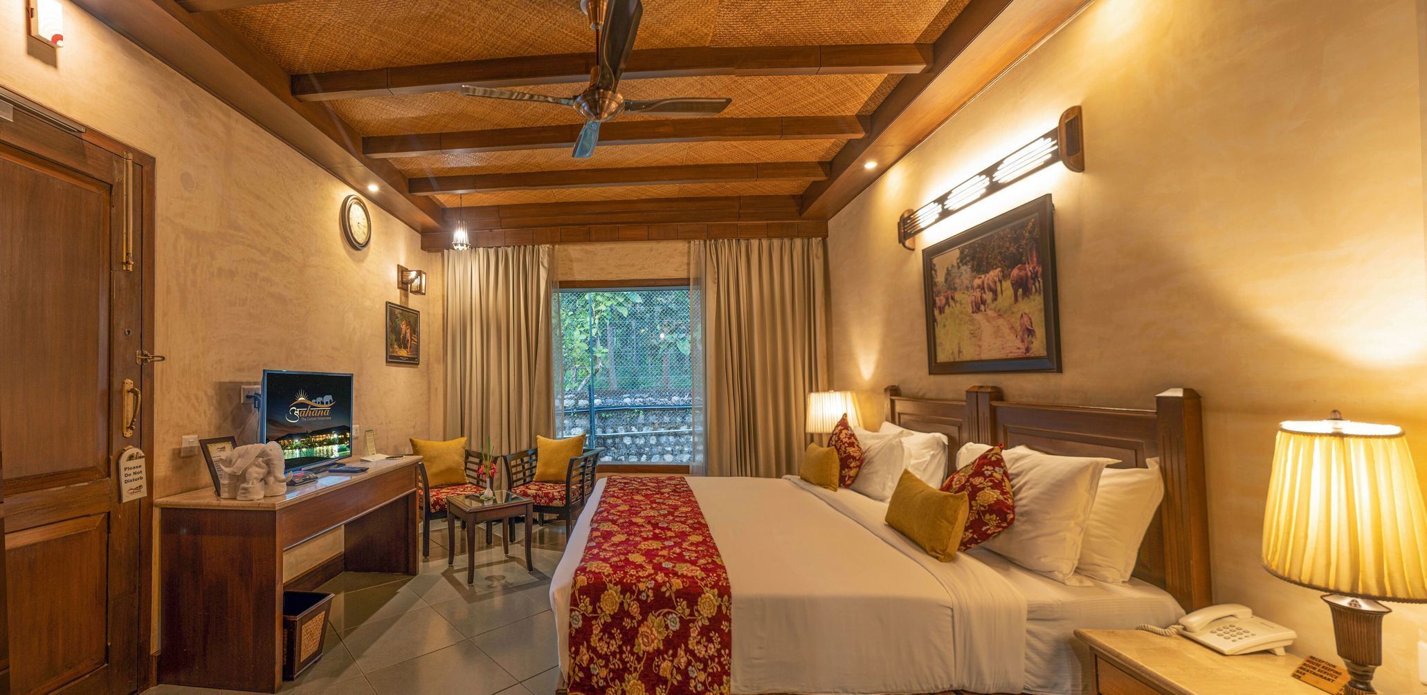 Hochwertige Bettwaren, Minibar, Zimmersafe, individuell dekoriert