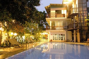 住宿正面 (夜晚)