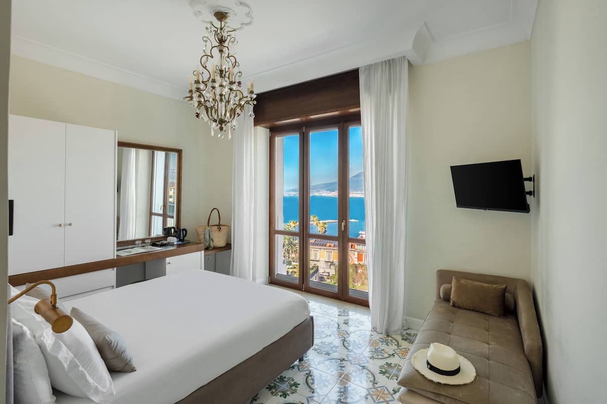 Habitación doble superior, vista al mar | Ropa de cama hipoalergénica, edredón y minibar