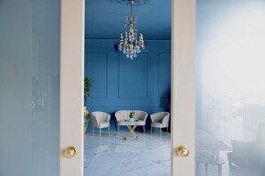 Coin salon dans le hall