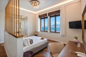 Habitación junior doble, vistas al mar | Ropa de cama hipoalergénica, edredones de plumas, minibar y caja fuerte