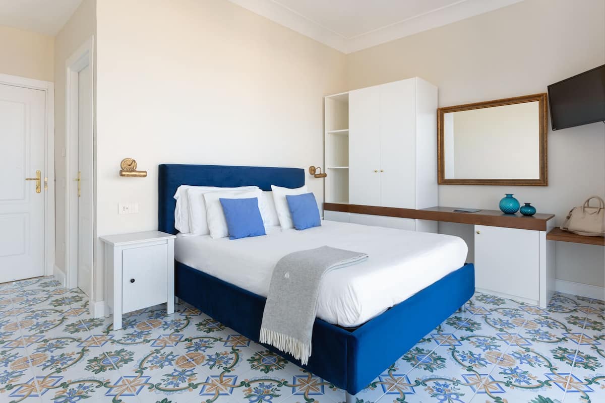 Camera matrimoniale o 2 letti singoli, vista mare | Biancheria da letto ipoallergenica, copriletto in piuma, minibar
